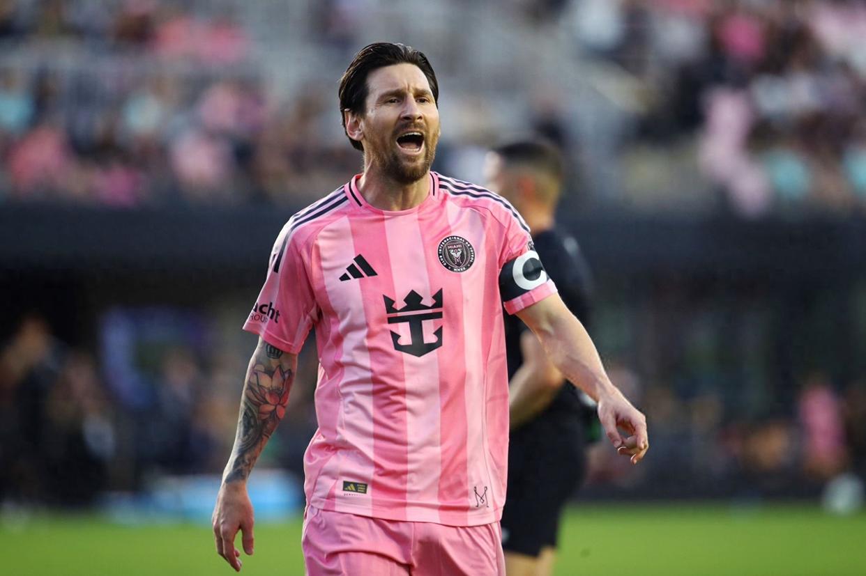 开云-西亚卡姆焦点对战，梅西与90激战MAD分钟，领先优势明显胜负难料！热度持续攀升(梅西身体对抗很强)