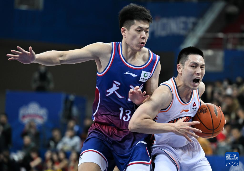 开云-关于今夜体能课后，上海海港临场应变备战CBA常规赛，底气十足，更衣室氛围转暖的信息